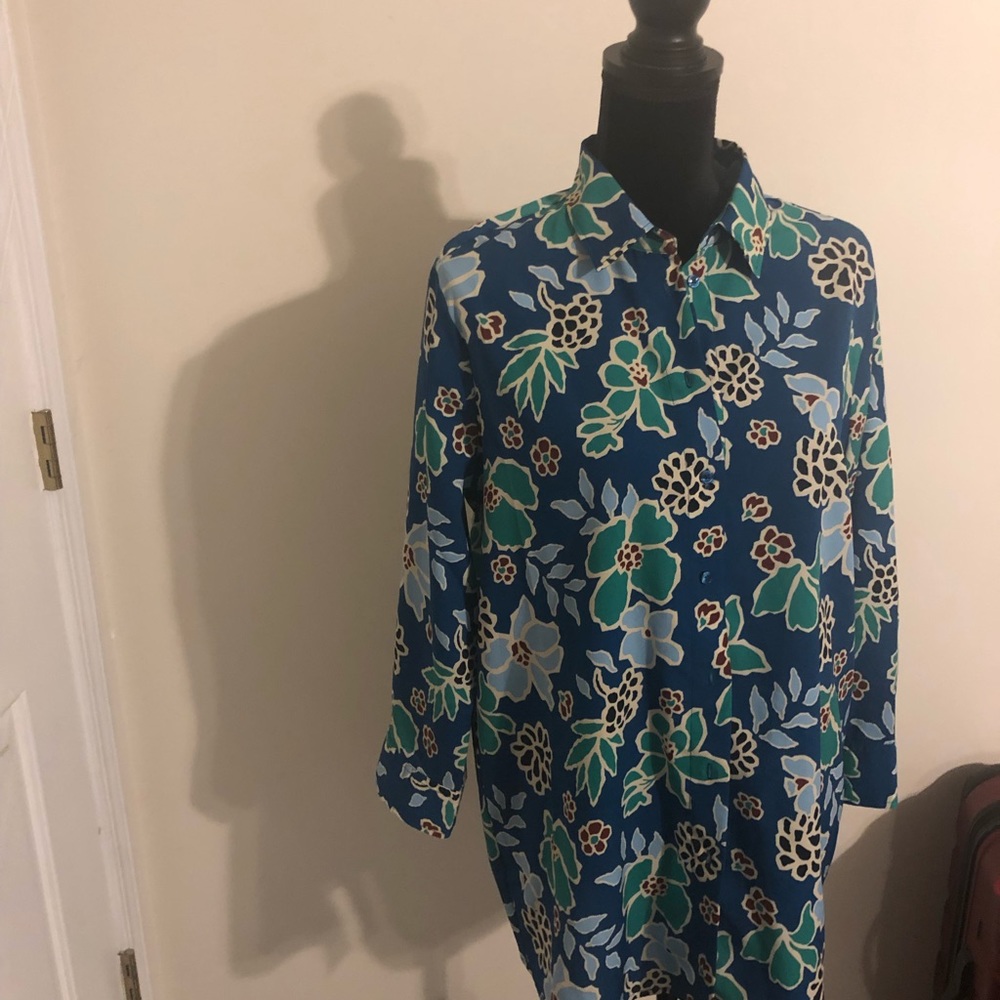 Banana Republic button down shirt with open split